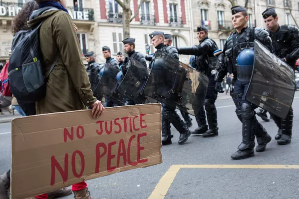 Paris. Hàng rào cảnh sát đặc nhiệm trong thời gia cuộc tuần hành phản đối bạo lực và phân biệt chủng tộc. Paris. Hàng rào cảnh sát đặc nhiệm trong thời gia cuộc tuần hành phản đối bạo lực và phân biệt chủng tộc. - Sputnik Việt Nam