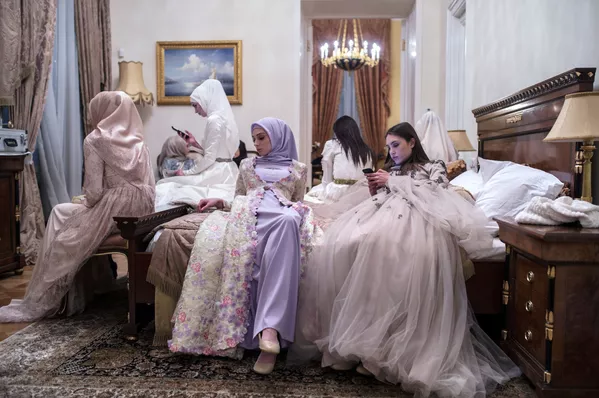 Trình diễn thời trang Fashion House Firdaws của nhà thiết kế Ajshat Kadyrova (Chechnya, Nga) trong tuần lễ Mercedes-Benz Fashion ở Nga. Trình diễn thời trang Fashion House Firdaws của nhà thiết kế Ajshat Kadyrova (Chechnya, Nga) trong tuần lễ Mercedes-Benz Fashion ở Nga. - Sputnik Việt Nam