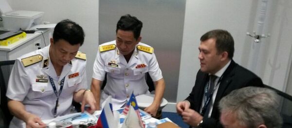 Chuẩn đô đốc Nguyễn Trọng Bình - Phó Tư lệnh, Tham mưu trưởng QCHQ đã có cuộc tiếp xúc với GĐ Nhà máy Zelenodolsk Chuẩn đô đốc Nguyễn Trọng Bình - Phó Tư lệnh, Tham mưu trưởng QCHQ đã có cuộc tiếp xúc với GĐ Nhà máy Zelenodolsk - Sputnik Việt Nam