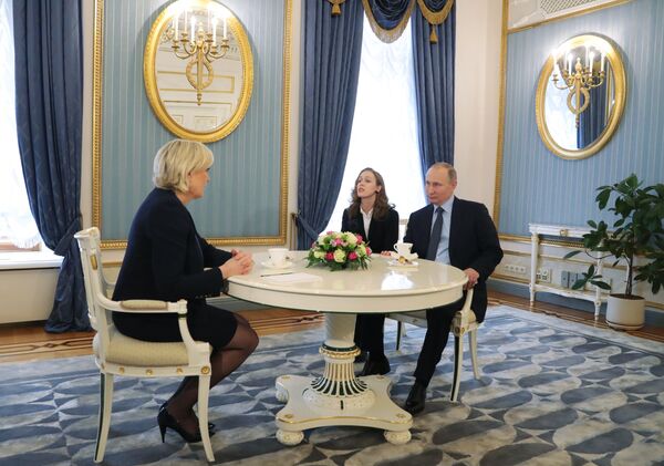 Tổng thống Putin tiếp bà Le Pen trong điện Kremlin - Sputnik Việt Nam