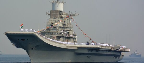 Indian Navy personnel stand on the INS Vikramaditya, a modified Kiev-class aircraft carrier, during the International Fleet Review in Visakhapatnam on February 6, 2016 - Sputnik Việt Nam