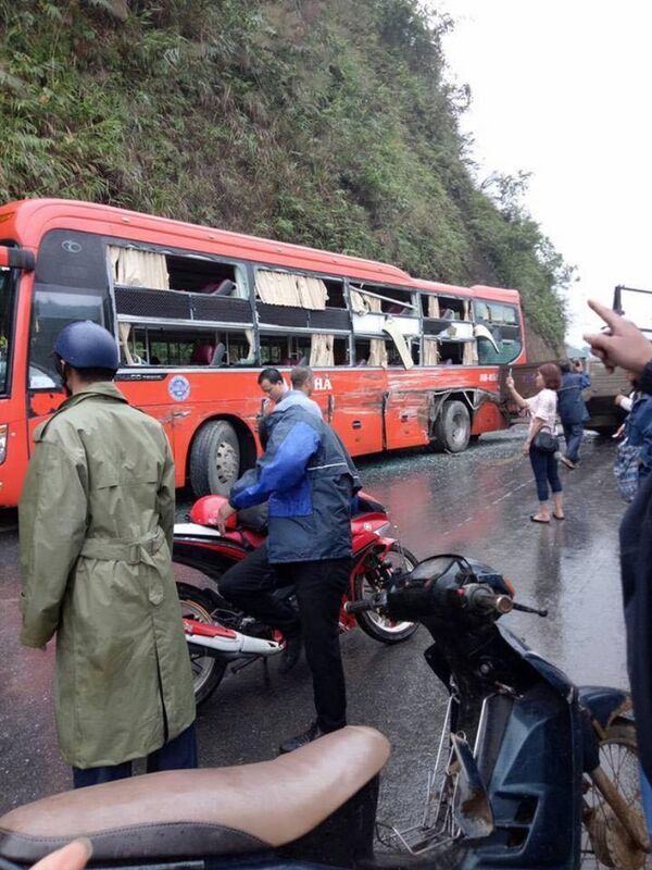 Hầu hết phần kính bên hông xe khách bị vỡ. Hầu hết phần kính bên hông xe khách bị vỡ. - Sputnik Việt Nam