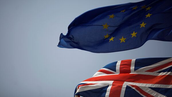 The Union Jack (bottom) and the European Union flag are seen flying, at the border of Gibraltar with Spain, in the British overseas territory of Gibraltar, historically claimed by Spain, June 27, 2016, after Britain voted to leave the European Union in the EU Brexit referendum - Sputnik Việt Nam