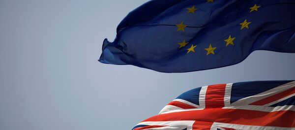 The Union Jack (bottom) and the European Union flag are seen flying, at the border of Gibraltar with Spain, in the British overseas territory of Gibraltar, historically claimed by Spain, June 27, 2016, after Britain voted to leave the European Union in the EU Brexit referendum - Sputnik Việt Nam