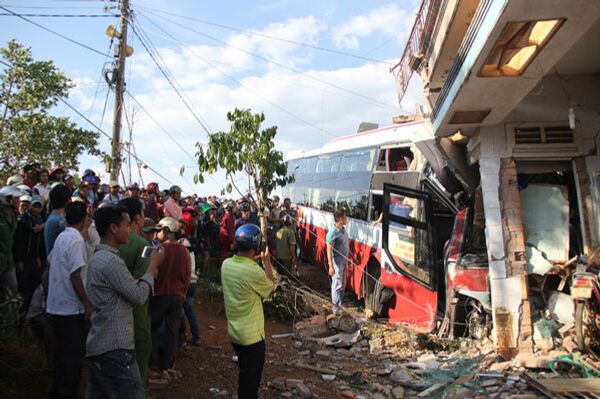 Tai nạn xe Thành Bưởi và Phương Trang: Hỗ trợ gia đình nạn nhân - Sputnik Việt Nam