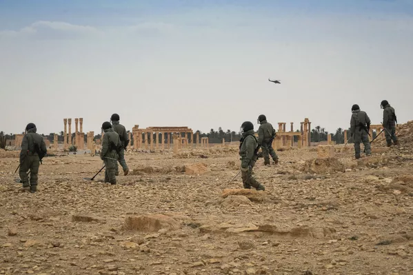 Lính công binh của lực lượng vũ trang Nga rà phá bom mìn trên phần đất lịch sử của Palmyra cổ đại. Lính công binh của lực lượng vũ trang Nga rà phá bom mìn trên phần đất lịch sử của Palmyra cổ đại. - Sputnik Việt Nam