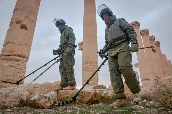 Lính công binh của lực lượng vũ trang Nga rà phá bom mìn trên phần đất lịch sử của Palmyra cổ đại. Lính công binh của lực lượng vũ trang Nga rà phá bom mìn trên phần đất lịch sử của Palmyra cổ đại. - Sputnik Việt Nam