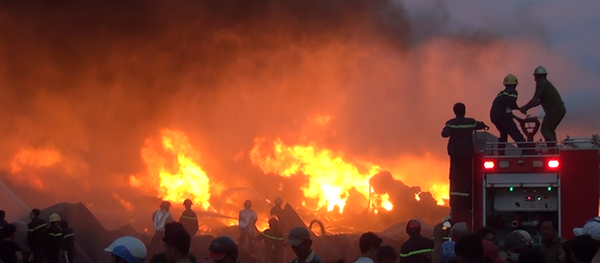 Khói lửa bốc lên nghi ngút. - Sputnik Việt Nam