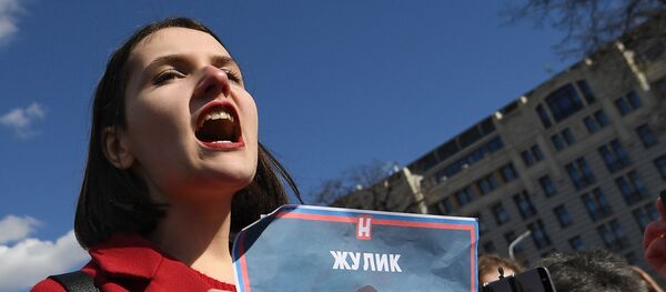 Участники несанкционированной акции на Пушкинской площади в Москве против коррупции Участники несанкционированной акции на Пушкинской площади в Москве против коррупции - Sputnik Việt Nam