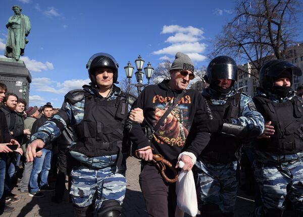 Cảnh sát bắt giữ người tham gia cuộc biểu tình trái phép trên Quảng trường Pushkin ở Matxcơva. Cảnh sát bắt giữ người tham gia cuộc biểu tình trái phép trên Quảng trường Pushkin ở Matxcơva. - Sputnik Việt Nam