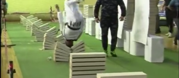 Thiếu niên lập kỷ lục nhào lộn dùng đầu đập vỡ trăm khối bê tông - Sputnik Việt Nam