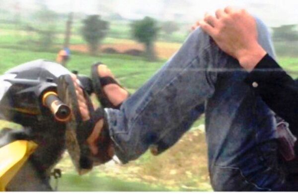 Nam thanh niên điều khiển xe máy bằng chân, lạng lách, đánh võng... bị xử phạt hơn 14 triệu đồng. - Sputnik Việt Nam