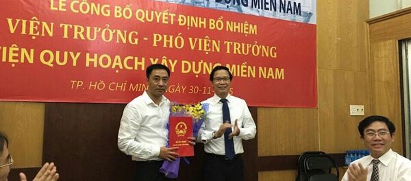 Thứ trưởng Nguyễn Đình Toàn (người đứng, bên phải) trao Quyết định bổ nhiệm Phó Viện trưởng Viện Quy hoạch Xây dựng Miền Nam cho ông Nguyễn Anh Tuấn ngày 30/11/2015 - Sputnik Việt Nam