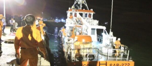 21h ngày 28/3, tàu SAR-272 đã đưa 2 thuyền viên được cứu sống vào bờ an toàn - Sputnik Việt Nam