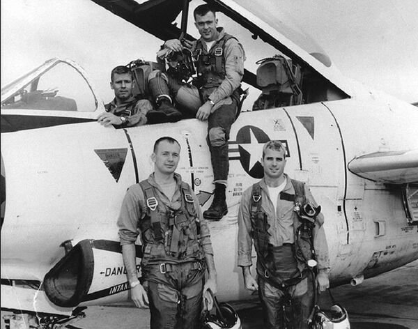 John McCain (hàng dưới, bên phải) trước khi lái máy bay đi ném bom Hà Nội John McCain (hàng dưới, bên phải) trước khi lái máy bay đi ném bom Hà Nội - Sputnik Việt Nam