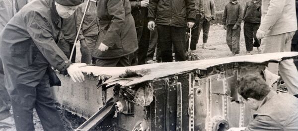 Các chuyên gia Liên Xô xem xét xác chiếc máy bay ném bom B-52 bị bắn rơi ở Hà Nội tháng 12 năm 1972. Các chuyên gia Liên Xô xem xét xác chiếc máy bay ném bom B-52 bị bắn rơi ở Hà Nội tháng 12 năm 1972. - Sputnik Việt Nam