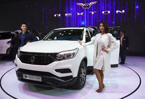 Nhóm người mẫu giới thiệu Sxtangyong Motor's Rexton G4  tại Seoul Motor Show - Sputnik Việt Nam