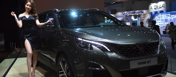 Người mẫu tạo dáng cạnh chiếc xe Peugeot 5008GT tại Seoul Motor Show - Sputnik Việt Nam