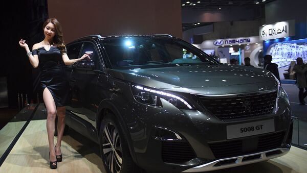 Người mẫu tạo dáng cạnh chiếc xe Peugeot 5008GT tại Seoul Motor Show - Sputnik Việt Nam