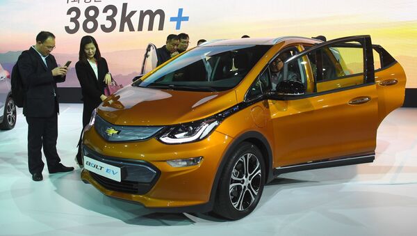 Nhóm người mẫu trình diễn Chevrolet bolt EV trong chương trình giới thiệu tại Seoul Motor Show - Sputnik Việt Nam