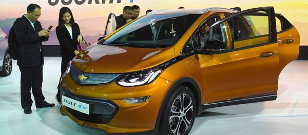Nhóm người mẫu trình diễn Chevrolet bolt EV trong chương trình giới thiệu tại Seoul Motor Show - Sputnik Việt Nam