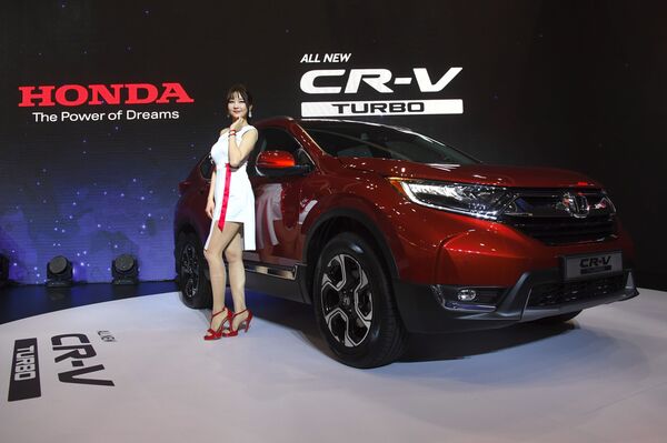Người mẫu tạo dáng với Honda All New CR-V Turbo trong chương trình giới thiệu tại Seoul Motor Show - Sputnik Việt Nam