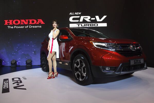 Người mẫu tạo dáng với Honda All New CR-V Turbo trong chương trình giới thiệu tại Seoul Motor Show - Sputnik Việt Nam