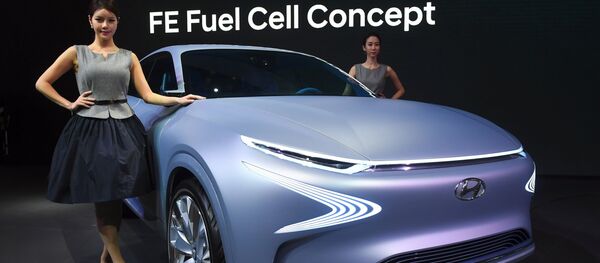 Nhóm người mẫu giới thiệu mẫu xe của hãng Hyundai Motor FE chạy bằng pin nhiên liệu trong chương trình giới thiệu tại Seoul Motor Show Nhóm người mẫu giới thiệu mẫu xe của hãng Hyundai Motor FE chạy bằng pin nhiên liệu trong chương trình giới thiệu tại Seoul Motor Show - Sputnik Việt Nam