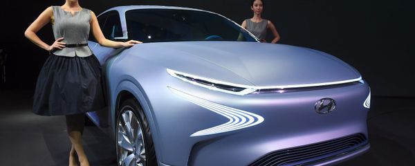 Nhóm người mẫu giới thiệu mẫu xe của hãng Hyundai Motor FE chạy bằng pin nhiên liệu trong chương trình giới thiệu tại Seoul Motor Show - Sputnik Việt Nam