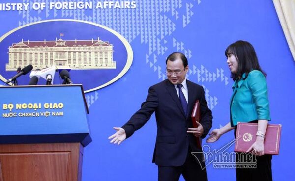 Ông Lê Hải Bình giới thiệu người phát ngôn mới là bà Lê Thị Thu Hằng  - Sputnik Việt Nam