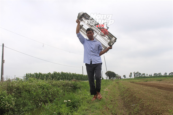 Anh Ca đang vác bô-rốt về nhà - Sputnik Việt Nam