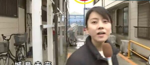 Phóng viên của kênh TBS đưa tin (về vụ điều tra liên quan đến việc bé gái người Việt Nam Lê Thị Nhật Linh) vào tối ngày 1/4/2017. - Sputnik Việt Nam