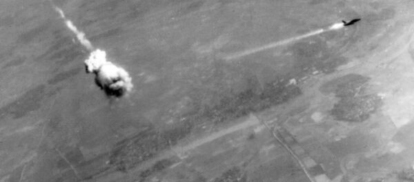 Máy bay ném bom của Không quân Mỹ F-105 Tanderchif bị tên lửa phòng không S-75 của Việt Nam bắn hạ Máy bay ném bom của Không quân Mỹ F-105 Tanderchif bị tên lửa phòng không S-75 của Việt Nam bắn hạ - Sputnik Việt Nam