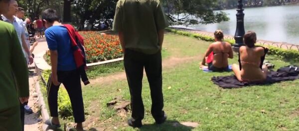 2 nữ du khách mặc bikini phơi nắng bên hồ Gươm - Sputnik Việt Nam