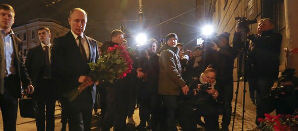 Tổng thống Putin đặt hoa tưởng niệm các nạn nhân vụ tấn công tàu điện ngầm ở St.Petersburg vào ngày 3.4 Tổng thống Putin đặt hoa tưởng niệm các nạn nhân vụ tấn công tàu điện ngầm ở St.Petersburg vào ngày 3.4 - Sputnik Việt Nam