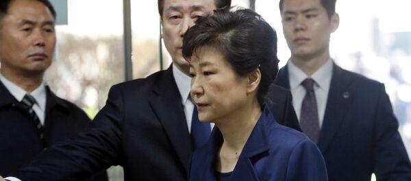 Ousted South Korean President Park Geun-hye arrives for questioning on her arrest warrant at the Seoul Central District Court in Seoul, South Korea, Thursday, March 30, 2017 - Sputnik Việt Nam