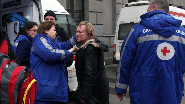 Medics help an injured woman outside Technological Institute metro station in Saint Petersburg on April 3, 2017 - Sputnik Việt Nam