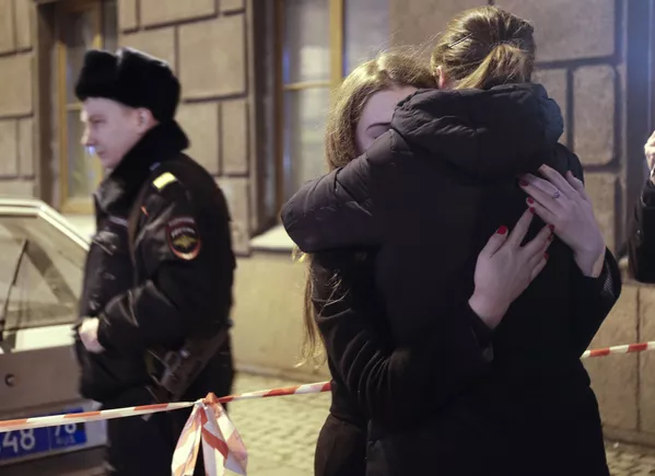 Cô gái cạnh nhà ga tàu điện ngầm Học viện Công nghệ tại St Petersburg. Cô gái cạnh nhà ga tàu điện ngầm Học viện Công nghệ tại St Petersburg. - Sputnik Việt Nam