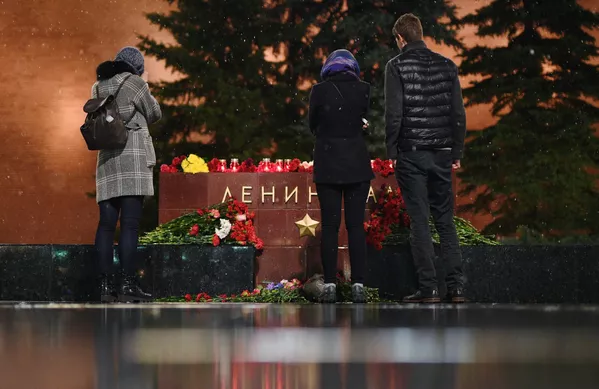 Những người trẻ đặt hoa tại đài tưởng niệm thành phố Leningrad trong dãy phiến đá ghi danh các thành phố anh hùng thời Chiến tranh vệ quốc gần tường Điện Kremlin ở Matxcơva. Những người trẻ đặt hoa tại đài tưởng niệm thành phố Leningrad trong dãy phiến đá ghi danh các thành phố anh hùng thời Chiến tranh vệ quốc gần tường Điện Kremlin ở Matxcơva. - Sputnik Việt Nam