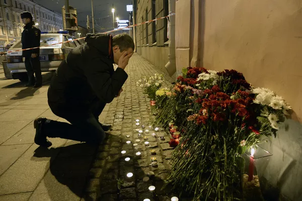 Người đàn ông cạnh nhà ga tàu điện ngầm Học viện Công nghệ tại St Petersburg. Người đàn ông cạnh nhà ga tàu điện ngầm Học viện Công nghệ tại St Petersburg. - Sputnik Việt Nam