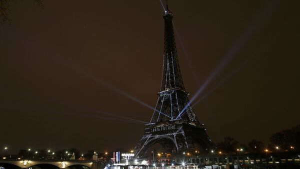 Tháp Eiffel tắt đèn - Sputnik Việt Nam