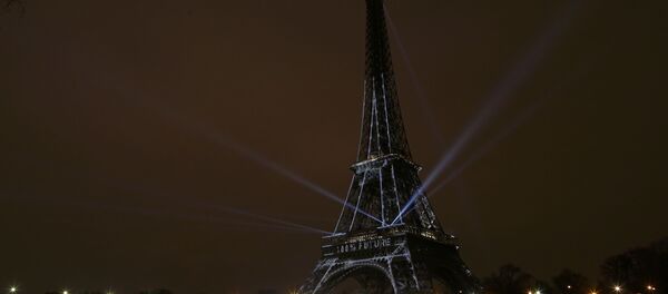 Tháp Eiffel tắt đèn Tháp Eiffel tắt đèn - Sputnik Việt Nam