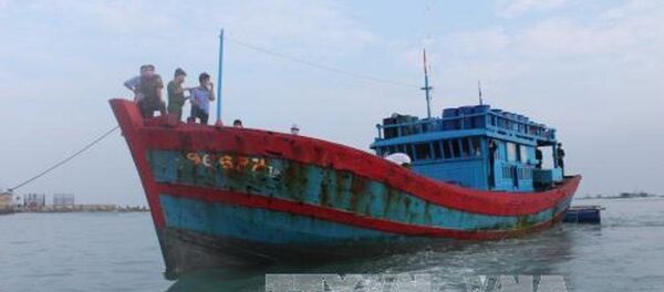 Tàu QNg 96677 TS đưa thi thể ngư dân Trần Văn Định vào bờ. Tàu QNg 96677 TS đưa thi thể ngư dân Trần Văn Định vào bờ. - Sputnik Việt Nam