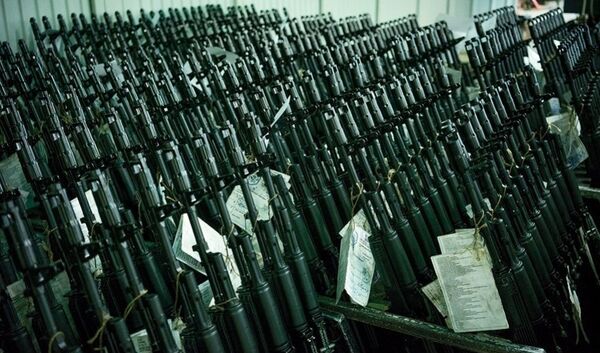 Những kho súng mới cóng thuộc vào hàng dự trữ quốc gia của các nước Cộng hòa thuộc Liên Xô cũ đã trở thành món mồi béo bở cho các tay thương lái. - Sputnik Việt Nam