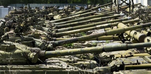 Hàng trăm nghìn chiếc xe tăng, xe thiết giáp nằm phơi sương do không còn nhiên liệu vận hành sau khi Liên Xô sụp đổ. - Sputnik Việt Nam