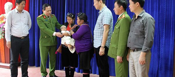 Lãnh đạo Công an tỉnh Lào Cai chia vui với gia đình cháu bé - Sputnik Việt Nam