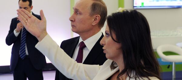 Bà Margarita Simonyan TBT kênh truyền hình RT và hãng truyền thông Sputnik với nhà lãnh đạo Nga Vladimir Putin - Sputnik Việt Nam