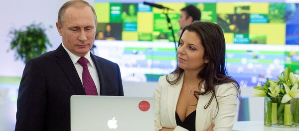 Bà Margarita Simonyan TBT kênh truyền hình RT và hãng truyền thông Sputnik với nhà lãnh đạo Nga Vladimir Putin - Sputnik Việt Nam