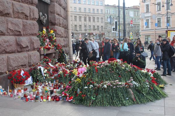 Hội người Việt và Chi đoàn Đoàn thanh niên cộng sản Hồ Chí Minh tại St. Petersburg đã tổ chức đặt hoa tưởng niệm những người đã mất trong vụ khủng bố nói trên. Hội người Việt và Chi đoàn Đoàn thanh niên cộng sản Hồ Chí Minh tại St. Petersburg đã tổ chức đặt hoa tưởng niệm những người đã mất trong vụ khủng bố nói trên. - Sputnik Việt Nam