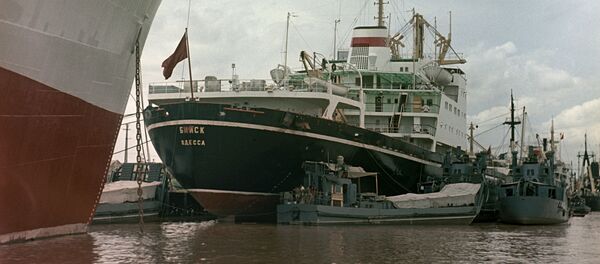 Tàu thương mại của Liên Xô Minsk và biysk tại cảng Hải Phòng - Sputnik Việt Nam